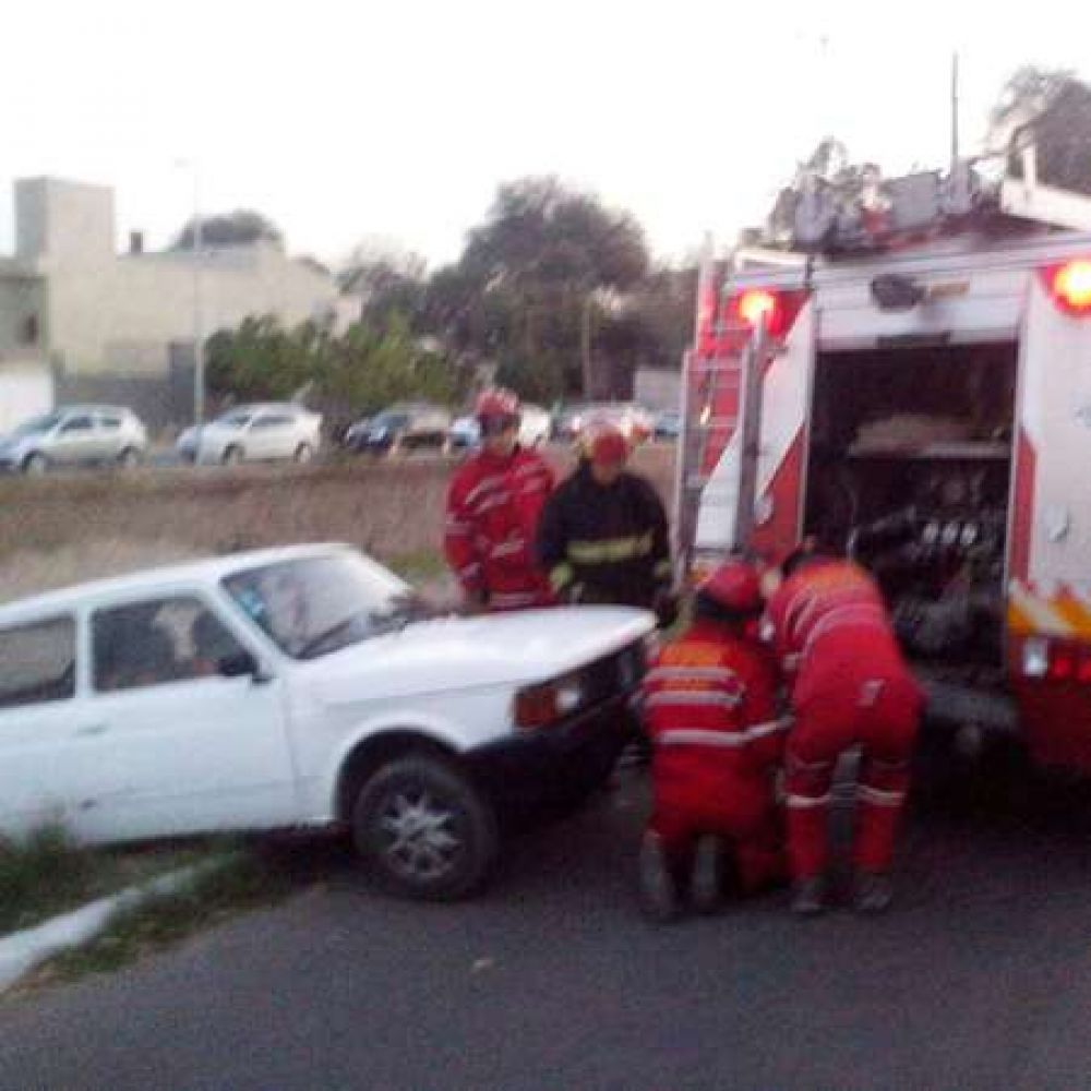 Dej� el auto sin frenos y cay� al Rio Tajamar