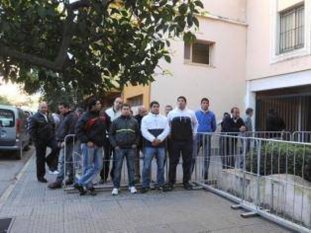 La Provincia auxilia a la UNT y dicta una conciliaci�n obligatoria, pero Adiunt la desconoce y contin�a de paro