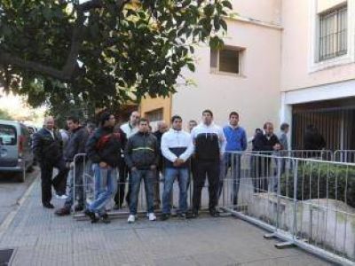 La Provincia auxilia a la UNT y dicta una conciliaci�n obligatoria, pero Adiunt la desconoce y contin�a de paro