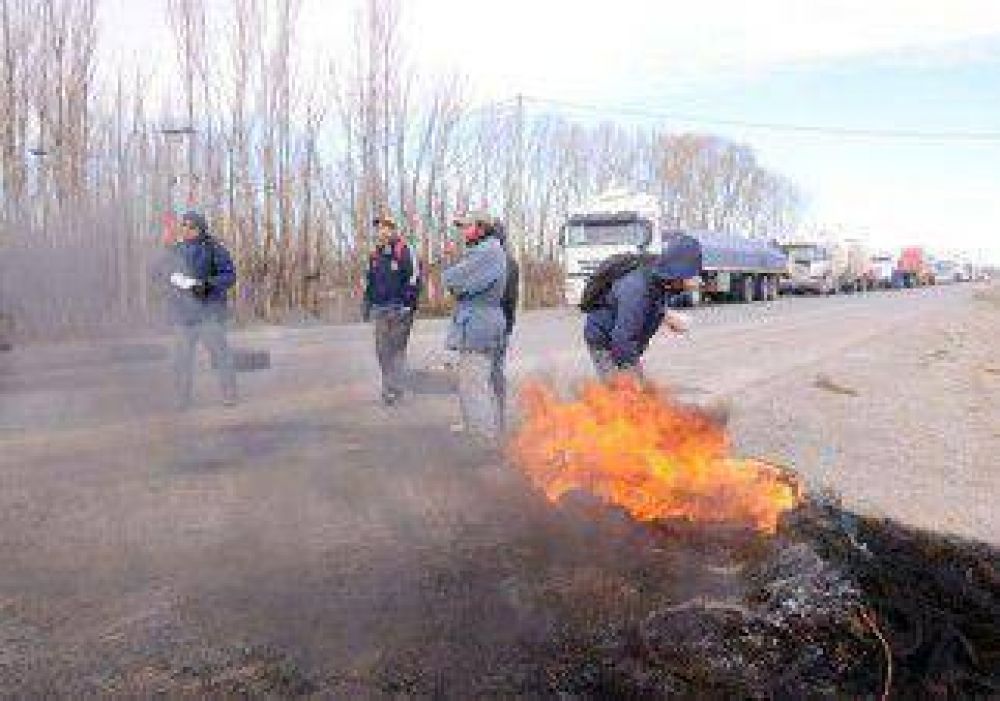 Desocupados de la UOCRA volvieron a cortar la Ruta 22 