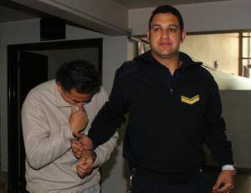 Piden 15 a�os a exgremialista por violar a su propia hija