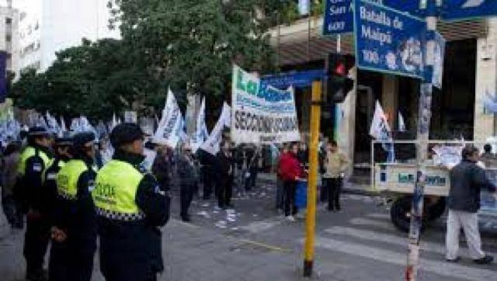 Bancarios paran en todo el pa�s contra Ganancias