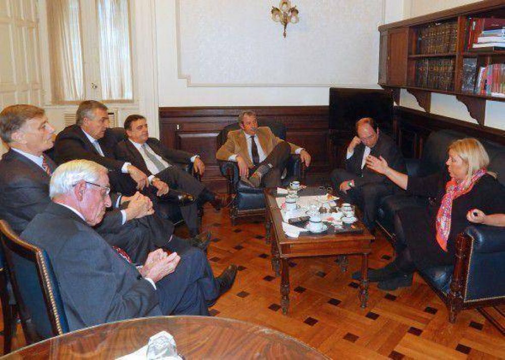 Precandidatos y economistas de FAU se enfocaron en la estrategia pol�tica para el 2015