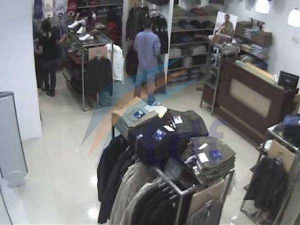 Allanaron la casa de un sujeto que fue filmado robando en comercios de Ushuaia