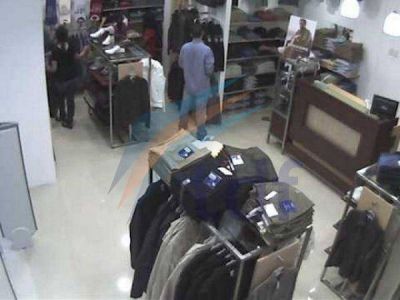 Allanaron la casa de un sujeto que fue filmado robando en comercios de Ushuaia