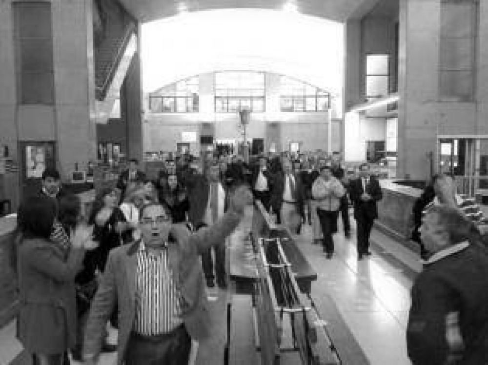 La Bancaria recorri� el centro y deliber� en la Caja Popular