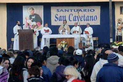 Miles de fieles volvieron a expresar su devoci�n por San Cayetano