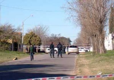 Asesinaron a un joven cuando iba al colegio