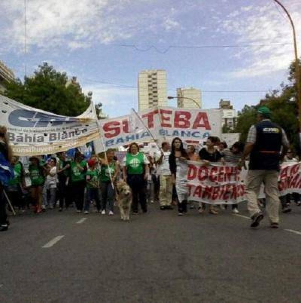 Protesta de docentes y estatales bahienses contra Scioli