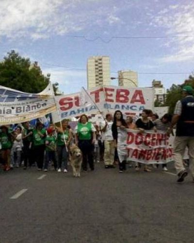 Protesta de docentes y estatales bahienses contra Scioli