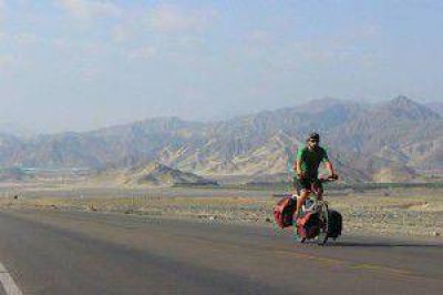 Es irland�s, recorre el mundo con su bici y su guitarra, y pas� por Coronel Dorrego