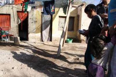 Hallaron ni�os encerrados y que dorm�an en el suelo