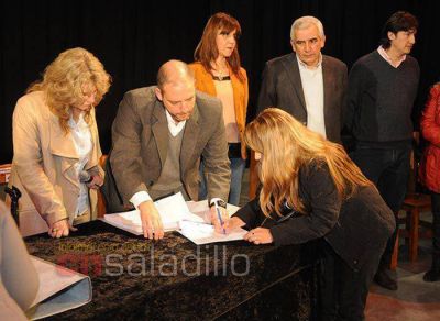 Se procedi� a la firma y entrega de boletos de los terrenos del Plan Liga de Amas de Casa