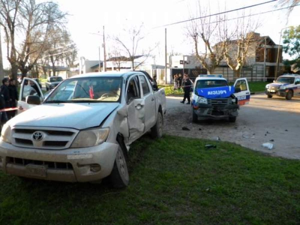 M�vil policial colision� contra una camioneta