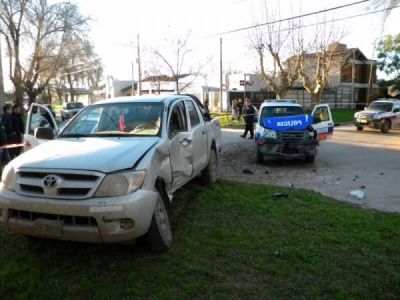 M�vil policial colision� contra una camioneta