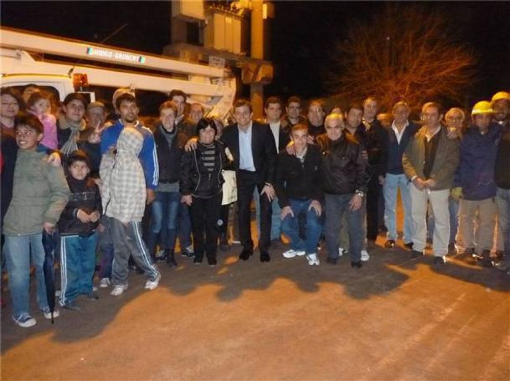 Bali Bucca inaugur� nuevas luminarias en Villa Diamante