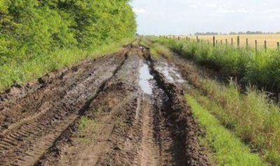Ranchos: caminos rurales devastados e intendente que env�a maquinas a campos privados 