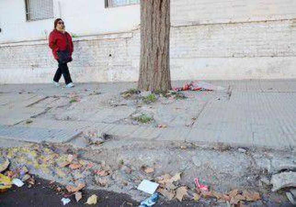 Ya intimaron a 90 vecinos por tener sus veredas rotas 
