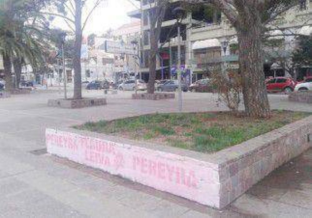 Multan al MPN por pintadas del sector Azul y Blanco 