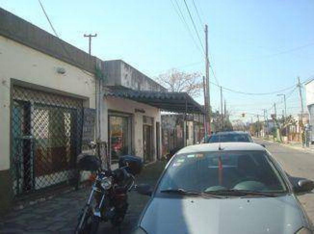 Vecinos protestan por molestias que genera una parrilla en la vereda