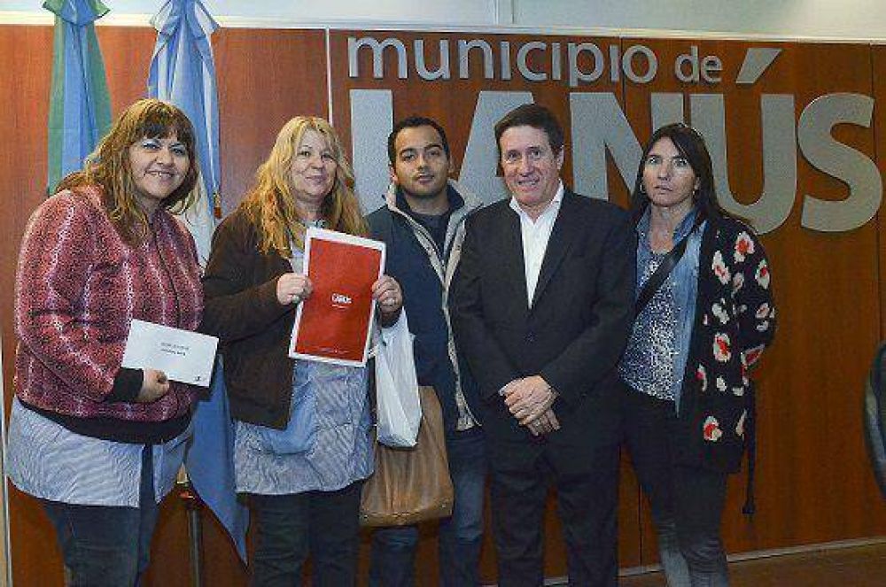 EL INTENDENTE DAR�O D�AZ P�REZ HIZO ENTREGA DE UN SUBSIDIO AL JARD�N DE INFANTES 935