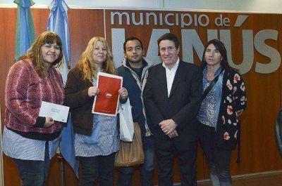 EL INTENDENTE DAR�O D�AZ P�REZ HIZO ENTREGA DE UN SUBSIDIO AL JARD�N DE INFANTES 935