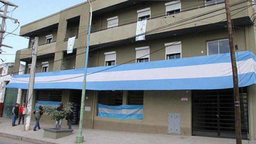 Alperovich inaugur� un barrio de 32 departamentos