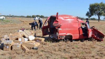 Un tucumano volc� con su camioneta en la ruta 9