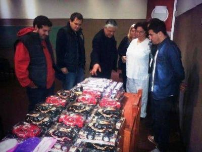 FUNDACI�N JUAN CURUCHET ENTREG� JUGUETES EN EL MATERNO INFANTIL