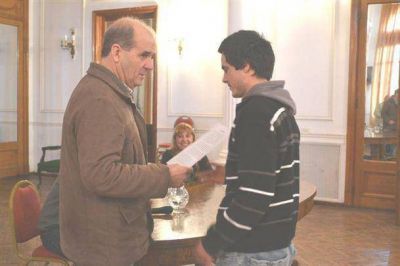 Los 128 adjudicatarios de viviendas sociales firmaron ayer el convenio con Pablo Javier Zurro