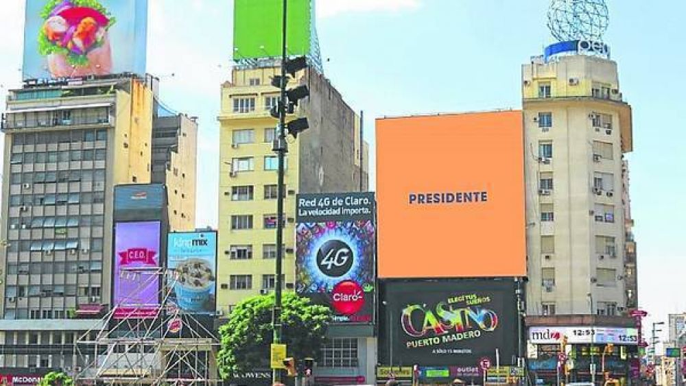 Scioli se lanza: lluvia de afiches anaranjados y un acto con j�venes