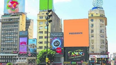 Scioli se lanza: lluvia de afiches anaranjados y un acto con j�venes