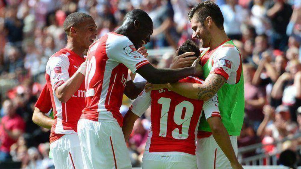 Sin Ag�ero, Manchester City cae ante Arsenal en la definici�n del primer t�tulo de la temporada
