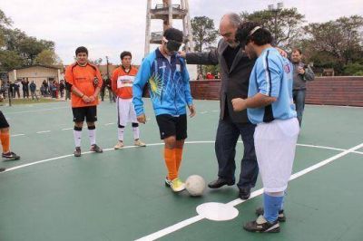Colombi inaugur� la primera cancha adaptada para futbolistas ciegos de la provincia