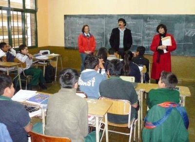 La ministra Gelmetti visit� y charl� con los estudiantes
