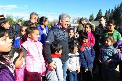 El gobernador acompa�� a los chicos en los festejos en el Parque de las Naciones