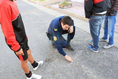 Balearon a un hincha en la espalda a la salida del Grella