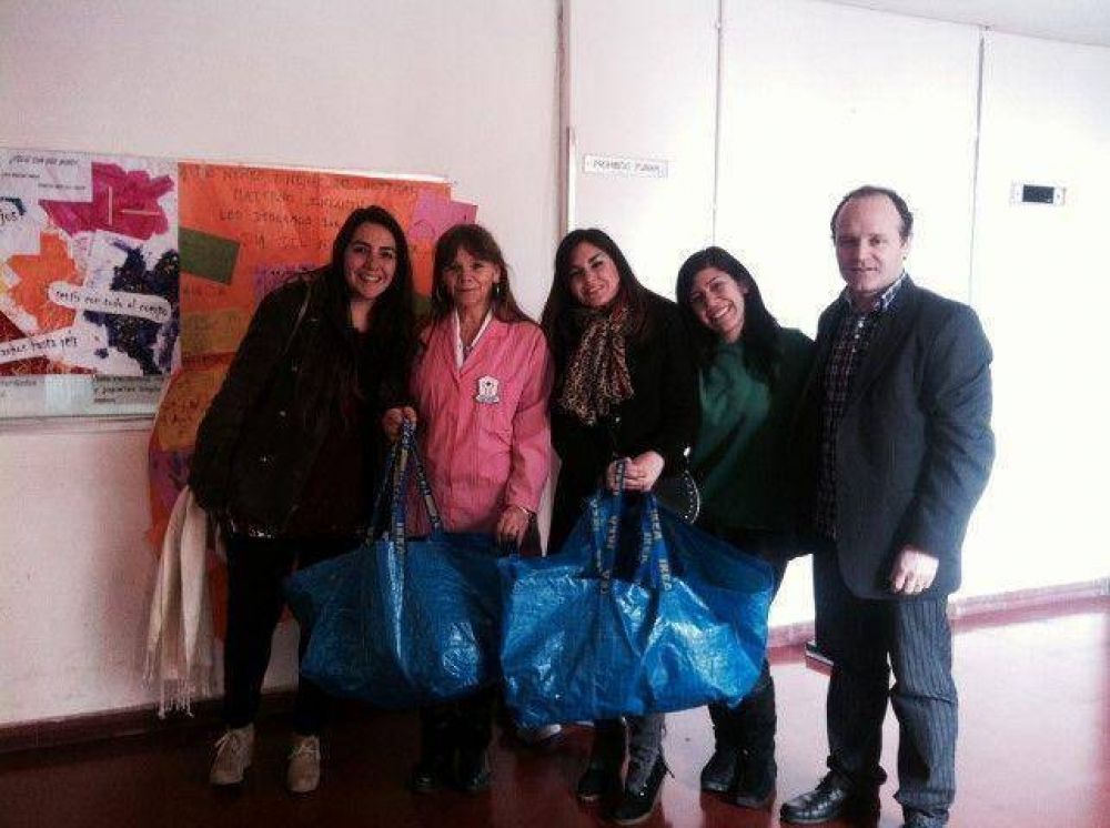 Los J�venes Pro donaron juguetes a los chicos del Materno Infantil 