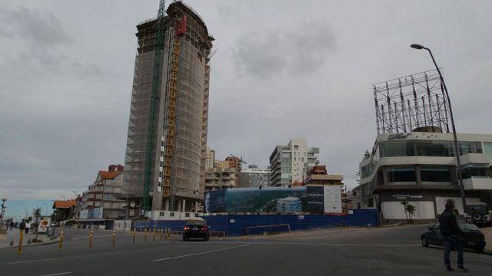 La Torre de Pelli ya tiene 20 pisos y convirti� la luz en sombra