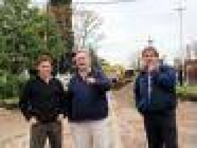 Joaqu�n de la Torre recorri� una obra hidr�ulica y asf�ltica en Ciudad Santa Mar�a
