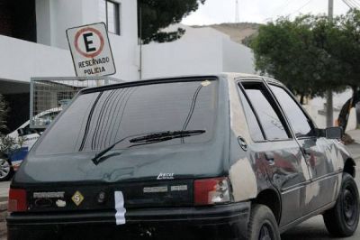Mujer polic�a salv� milagrosamente su vida cuando individuo que escapaba de patrulleros le tir� el auto encima