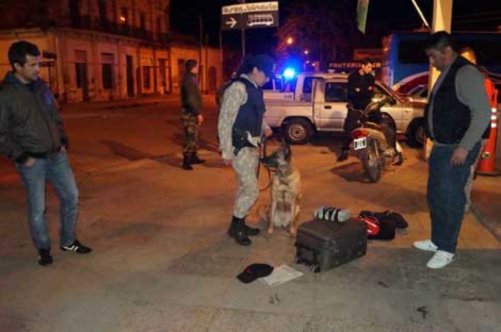Encuentran casi 2 kilos de marihuana en un operativo de control antidroga 