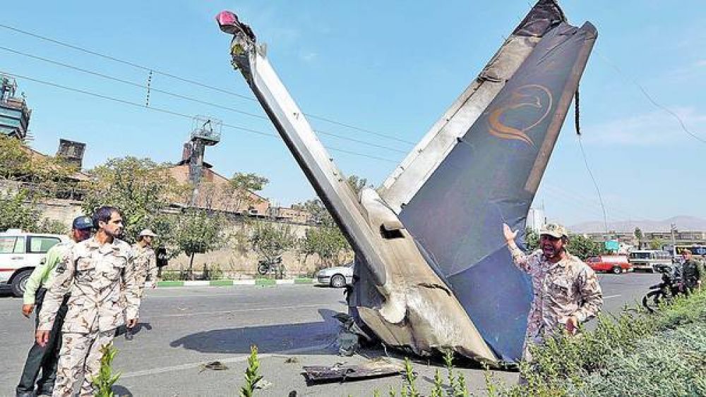 Otra tragedia deja 40 muertos al estrellarse un avi�n en Ir�n