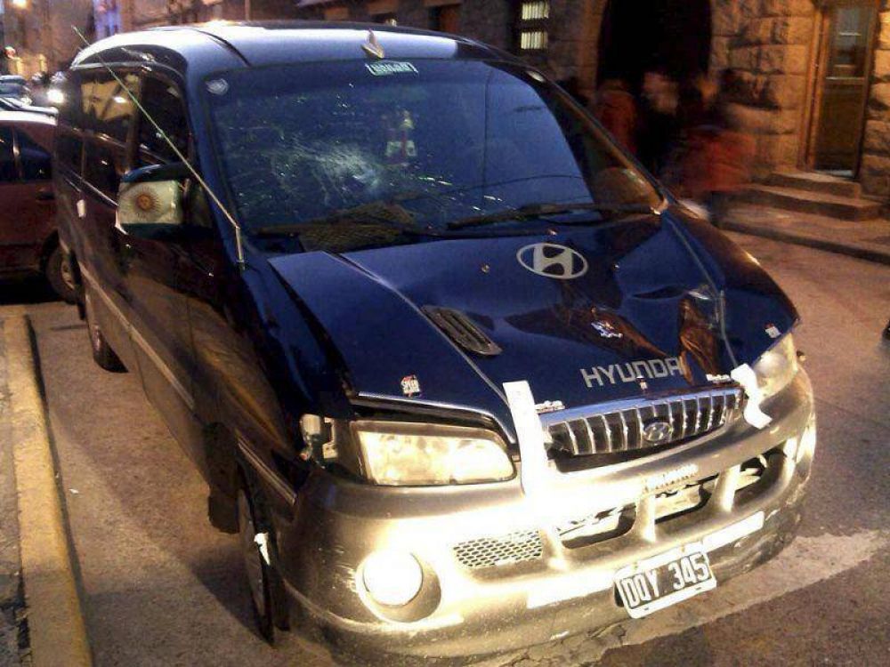 Motociclista grave al ser embestido por camioneta