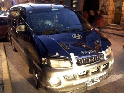 Motociclista grave al ser embestido por camioneta