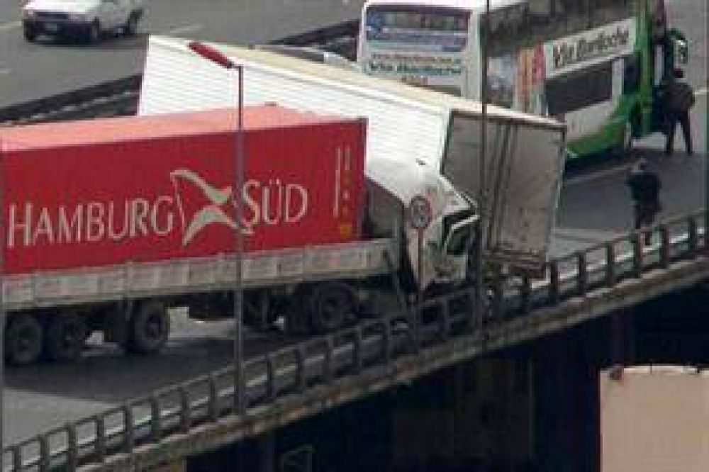 Choque m�ltiple y cuatro heridos en la autopista 25 de mayo