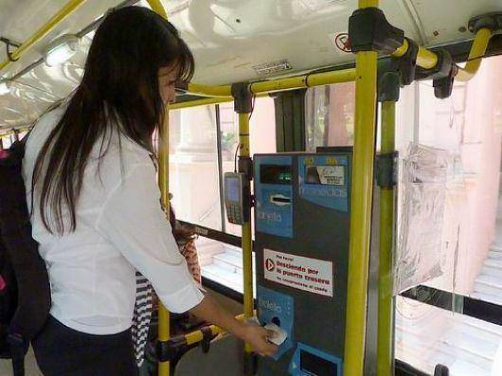 Pasajeros aseguran que con tarjeta pagan m�s