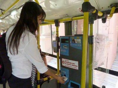 Pasajeros aseguran que con tarjeta pagan m�s