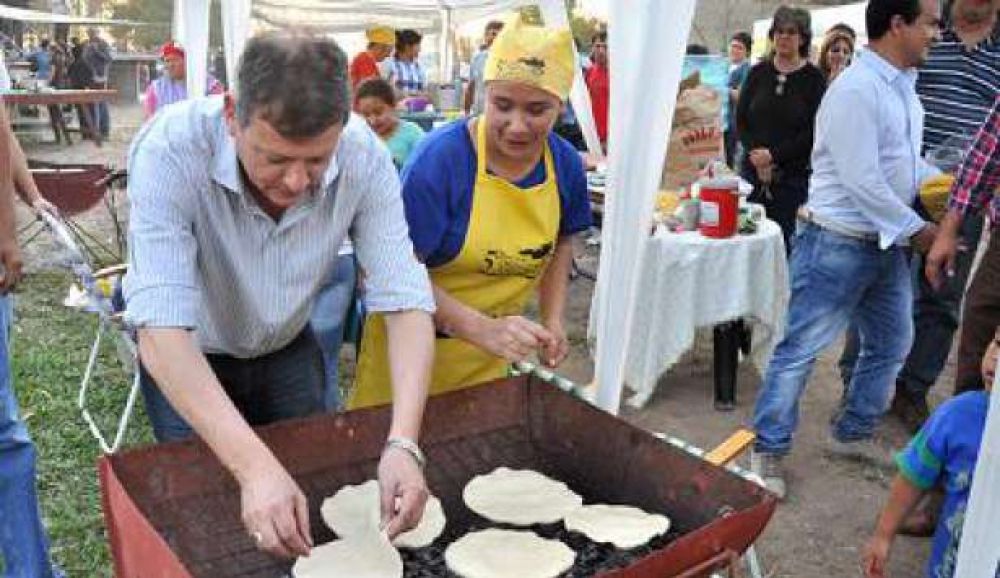 Viviendas, ripio, escultura y torta parrilla en Margarita Bel�n