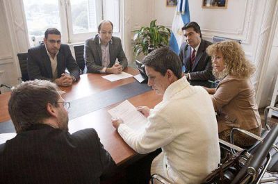 Capitanich firm� actas para obras de pavimento en Villa Angela y Colonias Unidas